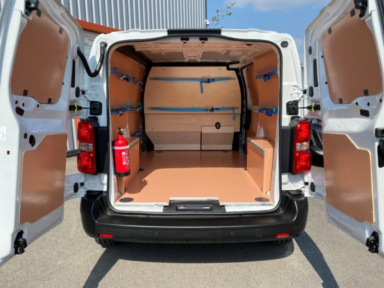 Pose d'un rail d'arrimage pour véhicule utilitaire par AVIP, Nantes