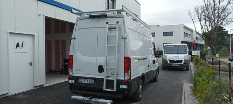 AVIP, spécialiste de l'aménagement de véhicule utilitaire à Nantes, vous propose l'installation d'une serrure 1 point pour sécuriser les portes latérlales et arrières de votre véhicule utilitaire.